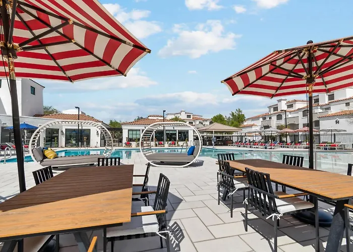 Apartment Cozy With Free Parking And Pool