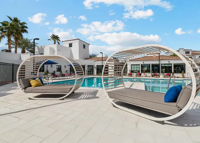 Cozy With Free Parking And Pool Apartment *